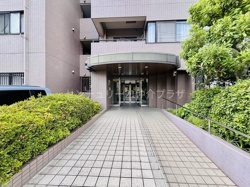 エントランスは広々としたアプローチが特徴です。植栽が整えられており清潔感が感じられます。屋根付きのため雨の日も安心して出入りできます。タイル張りの通路は日常の移動にも便利です。