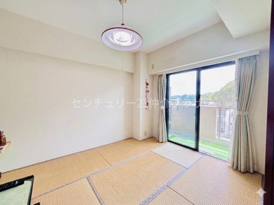 南側和室です。大きな窓から自然光が差し込む和室です。畳の落ち着いた雰囲気が広がりシンプルで使いやすい空間となっています。バルコニーへのアクセスが便利な点もポイントです。※家具等を消去した加工画像※　