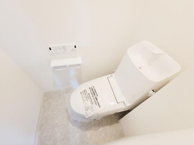 シンプルな内装で清潔感が感じられるトイレです。壁リモコン付きで使い勝手にも配慮されています。床はお手入れしやすい素材です。タンク上部の手洗いスペースも嬉しいポイントです。