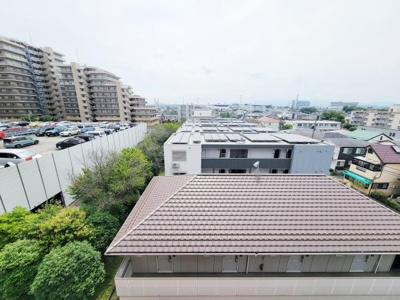 周囲に高い建物が少なく遠くまで見渡せる開放的な現地からの眺望です。周辺には緑も点在しており落ち着いた印象を感じられます。日中は明るい空間が広がる眺望も魅力的です。