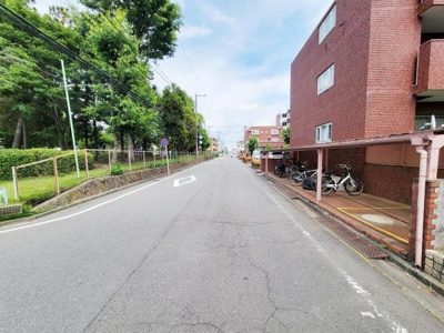 周囲に緑が多く落ち着いた雰囲気が感じられる道路です。車通りが少なく道幅も広めです。近隣には生活利便を高める設備が整っています。自転車置き場も利用できて便利です。