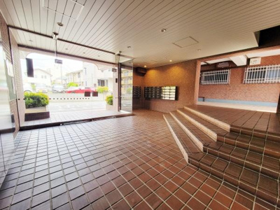 広々としたエントランスが開放感を演出しています。段差が少なくバリアフリーにも配慮された設計です。明るいタイル張りで清潔感があります。郵便受けが並び便利なレイアウトとなっています。