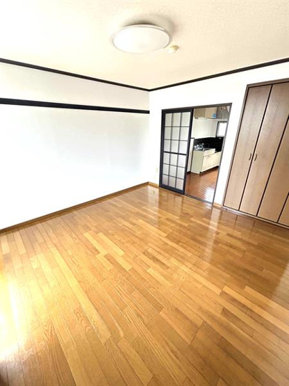 落ち着いた色合いの洋室です