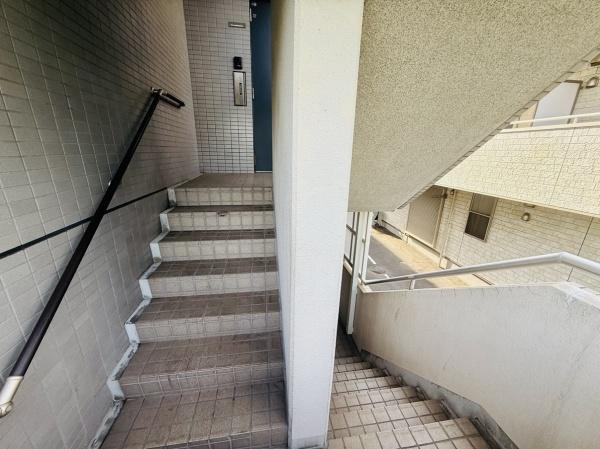 共用部には手すりが付いており階段の昇り降りも安心してご利用いただけます。タイル張りの仕上げが特徴的なアプローチです。階段部分は採光性に優れており明るい空間が広がっています。