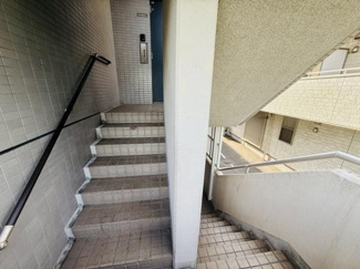 共用部には手すりが付いており階段の昇り降りも安心してご利用いただけます。タイル張りの仕上げが特徴的なアプローチです。階段部分は採光性に優れており明るい空間が広がっています。