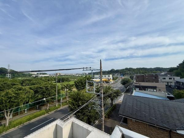 現地からは開放感のある眺望が広がっています。周囲には緑が多く通りも見晴らしが良好です。遠方には自然の景観が続きゆったりとした雰囲気が感じられます。視界が広いので周囲の街並みをしっかりと確認できます。
