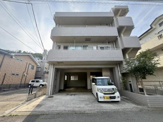 シンプルな外観が特徴のマンションです。広めの駐車スペースが設けられており車の出し入れがしやすい構造です。周囲には落ち着いた住宅が並び開放的な印象を与えています。