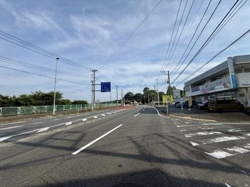 前面道路は幅員が広く車の出入りがしやすい環境です。歩道も整備されているため歩行者の通行も安心です。周辺には商業施設や店舗が並び生活利便性の高い立地となっています。
