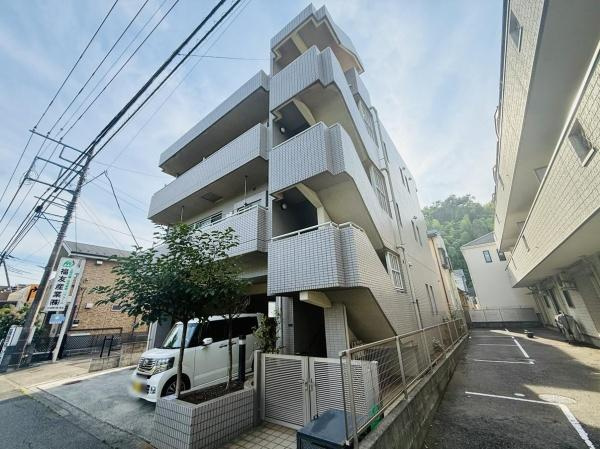 爽やかな外観のマンションで清潔感があります。複数階にバルコニーが設けられており各部屋の開放感が感じられます。前面道路が広く交通の利便性も良好です。駐車スペースも確保されています。