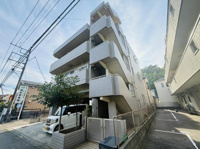 爽やかな外観のマンションで清潔感があります。複数階にバルコニーが設けられており各部屋の開放感が感じられます。前面道路が広く交通の利便性も良好です。駐車スペースも確保されています。