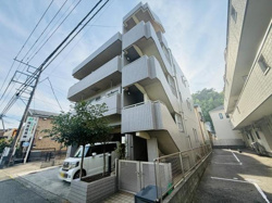 爽やかな外観のマンションで清潔感があります。複数階にバルコニーが設けられており各部屋の開放感が感じられます。前面道路が広く交通の利便性も良好です。駐車スペースも確保されています。