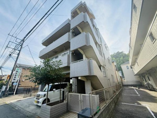 爽やかな外観のマンションで清潔感があります。複数階にバルコニーが設けられており各部屋の開放感が感じられます。前面道路が広く交通の利便性も良好です。駐車スペースも確保されています。