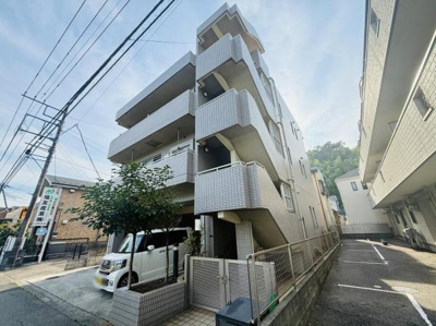 爽やかな外観のマンションで清潔感があります。複数階にバルコニーが設けられており各部屋の開放感が感じられます。前面道路が広く交通の利便性も良好です。駐車スペースも確保されています。
