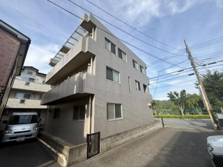 外観はシンプルで落ち着いた印象の建物です。バルコニーが複数あり日当たりにも配慮されています。駐車スペースもしっかり確保されています。