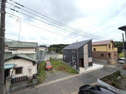 現地からの眺望は周囲に住宅や緑があり落ち着いた雰囲気です。道路にも面しており開放感を感じられます。前面には圧迫感のない空間が広がっています。空の広がりも印象的です。近隣環境が見渡せて安心感もあります。