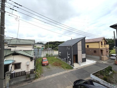 現地からの眺望は周囲に住宅や緑があり落ち着いた雰囲気です。道路にも面しており開放感を感じられます。前面には圧迫感のない空間が広がっています。空の広がりも印象的です。近隣環境が見渡せて安心感もあります。