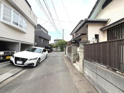 前面道路は見通しが良く車両の出入りもスムーズに行えます。周辺の住宅は落ち着いた印象で静かな街並みが広がっています。道幅も十分に確保されており歩行や車の通行にも配慮された環境です。