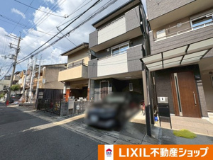 『太秦天神川駅』歩４分の美宅物件【外観】ワンボックス車駐車可＋自転車やバイクを置くスペースも充分にございます。