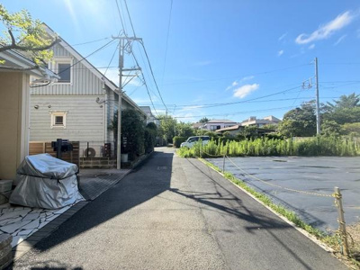 前面道路は舗装されており自動車の出入りもしやすい環境です。周辺には緑があり開放的な雰囲気が感じられます。住環境を重視したエリアとしておすすめです。日当たりも良好です。