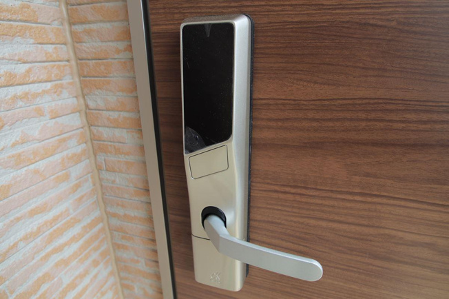 玄関は電子キーで、鍵を持つ必要ありません。
