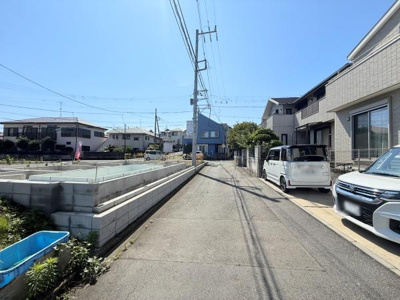 前面道路が広く車の出入りもスムーズに行えます。周囲には住宅が並び落ち着いた街並みが特徴です。日当たりも良好で明るい雰囲気があります。道路の舗装状態も整っています。