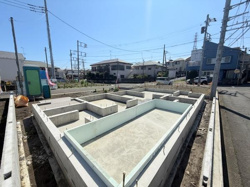 基礎工事が丁寧に施工されており安心感のある造りです。角地に位置し開放感を感じられる立地となっています。周囲には住宅が建ち並び落ち着いた街並みの一角です。整備された道路に面しアクセスも良好です。