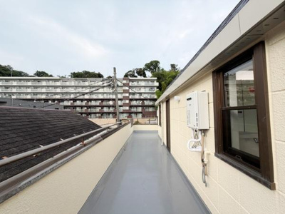 広々としたバルコニーは長さがあり様々な用途に対応しやすい空間です。手すりがしっかりと設置されているため安心してご利用いただけます。外部の眺望も抜けており開放感を感じられます。