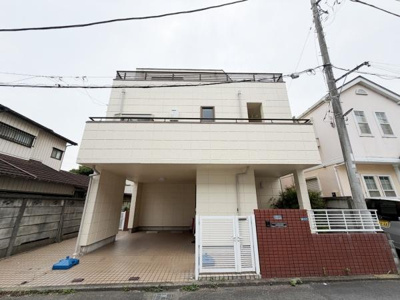 シンプルな外観が特徴的な建物です。敷地内に広々としたスペースがあります。前面道路もゆったりしており車の出入りもスムーズです。落ち着いた街並みに調和した現地写真となっています。