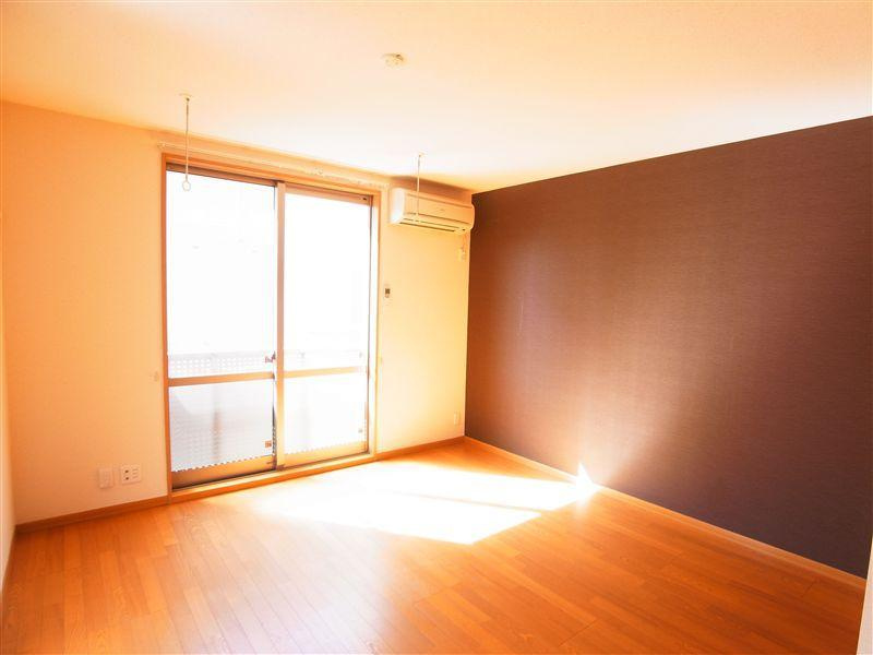角部屋なので小窓もあって明るい室内★