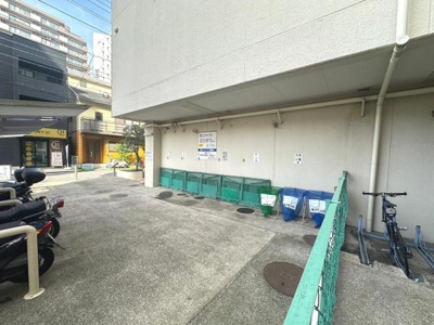 敷地内に専用のごみ置き場が設けられており曜日ごとの分別にも対応しています。ゴミ出しスペースが広く使い勝手の良さが感じられます。建物横に設置されているためアクセスも便利です。管理のしやすさが魅力です。