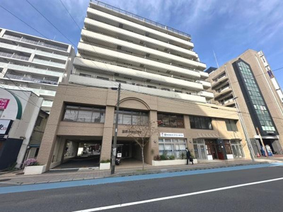 外観はシンプルながらも存在感のあるデザインです。清潔感のある外壁が印象的です。周囲の建物とも調和が取れています。大通りに面しており視認性に優れています。複数階建てでさまざまな利用が可能です。
