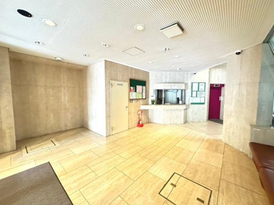 明るく開放感のあるエントランスが迎えてくれます。床や壁は清潔感のある仕上げとなっています。管理体制が感じられる受付カウンターも設置されています。ゆとりある空間で落ち着いた雰囲気が漂います。