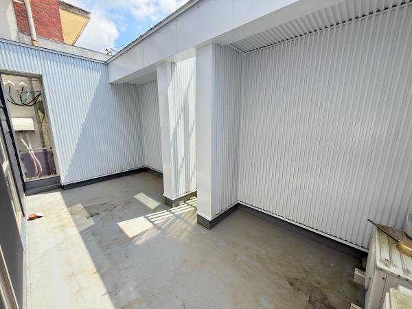 落ち着いた色合いの和室です。畳の状態が良好でお手入れのしやすさが伺えます。