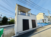 シンプルなデザインが特徴の外観です。バルコニー付きで開放感があります。新しい住宅地の一角に建つ建物です。外壁の質感が現代的な印象を与えます。道路へのアクセスも良好です。
