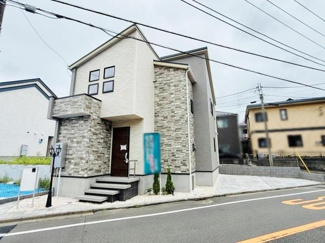 シンプルなデザインが特徴の外観です。バルコニー付きで開放感があります。新しい住宅地の一角に建つ建物です。外壁の質感が現代的な印象を与えます。道路へのアクセスも良好です。