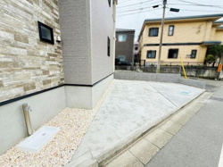 建物のすぐ横に設けられた駐車場です。コンクリート舗装でお手入れも簡単です。道路に面しており出入りのしやすさが特徴です。側面に水栓も設置されています。