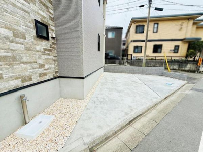 建物のすぐ横に設けられた駐車場です。コンクリート舗装でお手入れも簡単です。道路に面しており出入りのしやすさが特徴です。側面に水栓も設置されています。