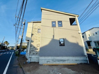 シンプルで落ち着いた外観が印象的な住まいです。二階の窓も多く室内に光が入りやすい設計です。道路に面した角地でアクセスが良好です。新築らしい清潔感が感じられます。