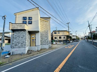 現地写真からは建物の外観や周辺の環境がしっかりと確認できます。前面道路が広く車の出入りもスムーズです。周囲の住宅とも適度な距離があり住まいとして検討しやすいポイントです。