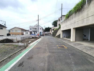 前面道路が広めに確保されておりゆとりある通行が可能です。周囲は閑静な住宅地で落ち着いた雰囲気が感じられます。道路の舗装状況も良好で自転車専用レーンが整備されています。