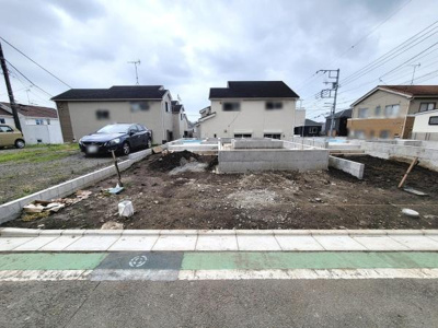 落ち着いた住宅街に位置し周囲には同じような戸建て住宅が並んでいます。整った区画に加え道路との段差もほとんどありません。前面道路は舗装されており日常の出入りもしやすい環境です。