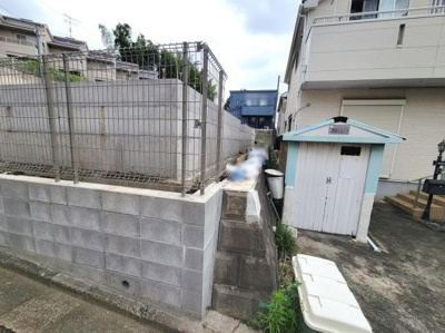 落ち着いた住宅街に位置し敷地内には便利な物置が設置されています。建物周辺はしっかりとしたブロック塀とフェンスで囲まれており安心感があります。通路も確保されており敷地の使い勝手が考えられています。