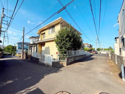 2方向の道路に面しているため開放的な角地となっています。周囲には遮るものが少なく日差しがしっかり入ります。街並みに馴染む落ち着いた外観が魅力です。駐車スペースが設けられています。