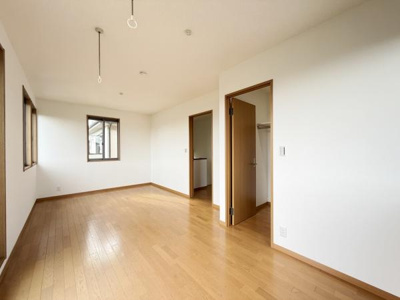 明るい日差しが入る子供部屋です。シンプルな内装でレイアウトがしやすい空間となっています。窓が複数あり通風も良好です。クローゼットが備え付けられているため整理整頓に便利です。