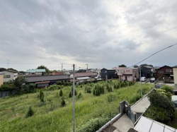 現地からの眺望は開放感のある景色が広がっています。周囲には住宅が立ち並び緑地も多く見られます。視界を遮る高い建物が少ないのが特徴です。落ち着いた住宅街で静かな環境が感じられます。