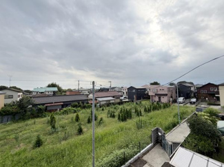 現地からの眺望は開放感のある景色が広がっています。周囲には住宅が立ち並び緑地も多く見られます。視界を遮る高い建物が少ないのが特徴です。落ち着いた住宅街で静かな環境が感じられます。