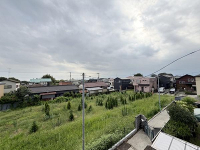 現地からの眺望は開放感のある景色が広がっています。周囲には住宅が立ち並び緑地も多く見られます。視界を遮る高い建物が少ないのが特徴です。落ち着いた住宅街で静かな環境が感じられます。