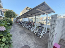 屋根付きの駐輪場が設置されており自転車の保管に便利です。整理されたスペースで複数台の駐輪が可能です。敷地内にはきれいな通路や緑もあり快適な環境です。出入りもスムーズに行えるよう設計されています。