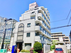 白を基調とした外観が印象的な建物です。複数のバルコニーが各階にあり開放感があります。エントランス付近には植栽が施され季節ごとの彩りも楽しめます。周辺の建物との調和が取れた造りとなっています。