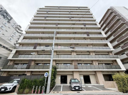 整然とした外観が印象的なマンションです。バルコニーの幅が広く快適な暮らしをサポートします。エントランスや駐車場がしっかり整備されています。周囲の建物とも調和した安心感のある建物です。